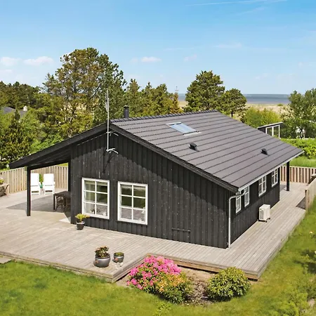 Three-bedroom With A Fireplace In Casa vacanze *